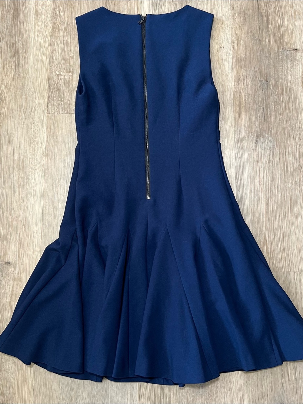 Alice + Olivia “Employed” shift sleeveless dress in dark blue size 6 - Picture 7 of 7